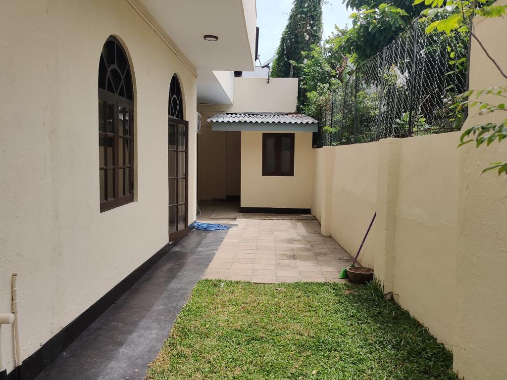 House for sale in Alfred place Colombo 03 - 7 Bedrooms - 12.98 Perches - 255 Million